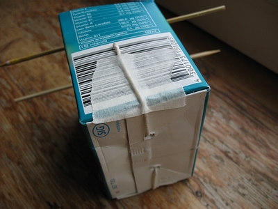 Löcher in die Unterseite des Kartons