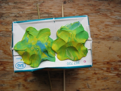 mit Knete gut verschließen