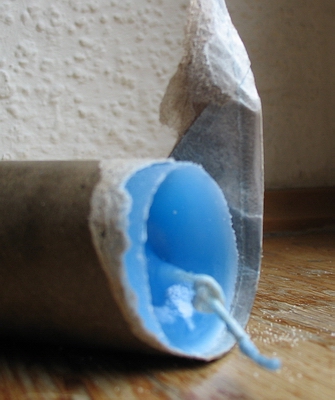 die Papprolle abziehen